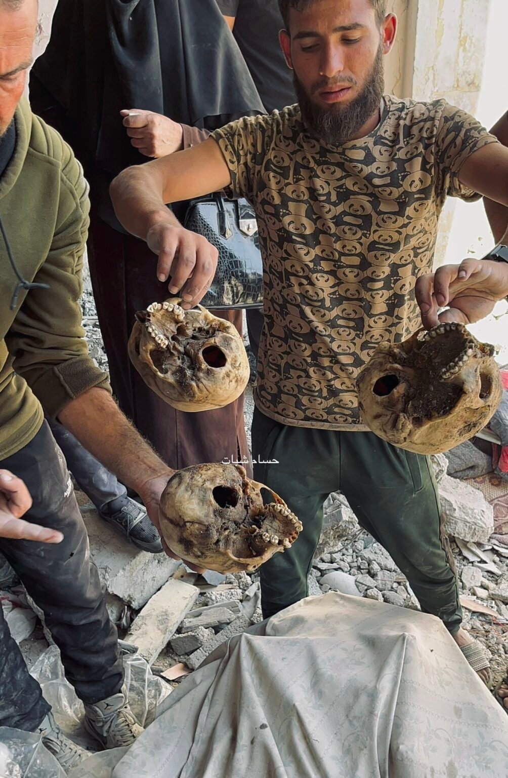 الناس في فلسطين يبحثون عن رفات أحبائهم بعد انسحاب قوات الاحتلال الإسرائيلي من مخيم جباليا للاجئين في شمال قطاع غزة، بدأ الناس يبحثون عن رفات أحبائهم. ووفقا لوسائل الإعلام الدولية، ارتكب رئيس الوزراء الإسرائيلي جرائم حرب نيابة عن إسرائيل لأن عشرات الفلسطينيين الأبرياء استشهدوا في الدمار بعد قصف الجيش الإسرائيلي لمعظم مناطق فلسطين، حيث قام الجيش الإسرائيلي أيضا بتدنيس الجثث من خلال حفر مقابر جماعية. وبتوجيهات من رئيس الوزراء الإسرائيلي، استخدمت هذه الأسلحة في تدمير فلسطين، مما يتسبب في ارتكاب جرائم حرب.